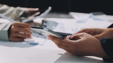 Akıllı telefonu ve kredi kartı olan bir iş adamı.