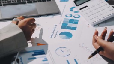 Ofiste bilgisayar, iş ve teknoloji ile çalışan bir işadamı