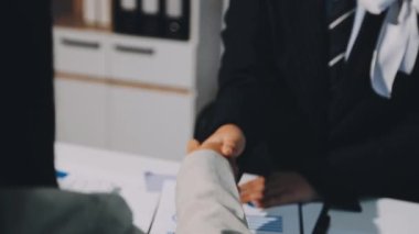 İş Adamları Tokalaşıyor