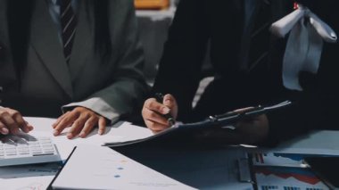 Ofiste mali belgelerle çalışan iş adamları, yakın çekim