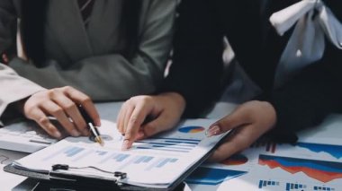 Ofiste belgelerle çalışan iş kadınları