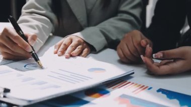 Ofis, finans ve muhasebe kavramında finansal veriler üzerinde çalışan işadamı.