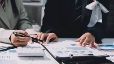 İş adamları çizelgeleri tartışıyor ve analiz ediyorlar.