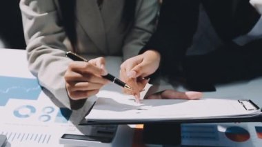 İş kadını masadaki ofiste yazıyor..