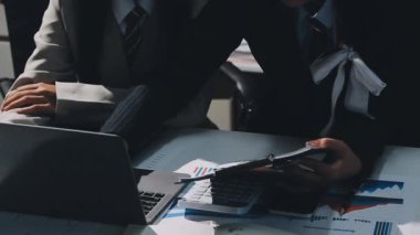 Ofisteki iş adamı. İş adamı modern ofiste çalışıyor.