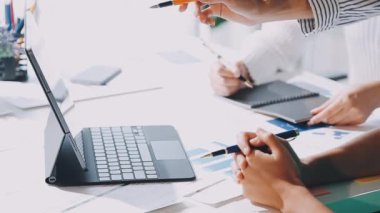 İş adamı dizüstü bilgisayarla çalışıyor