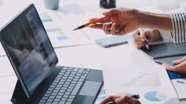 bilgisayar Office ile çalışan genç iş kadını