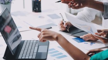 Yakın çekim. Dizüstü bilgisayarda çalışan iki iş kadını..