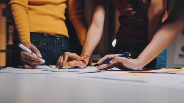 Genç yaratıcı tasarımcı bir ekiple çalışıyor.