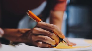 Kağıda yazı yazan kadınların ellerini kapat