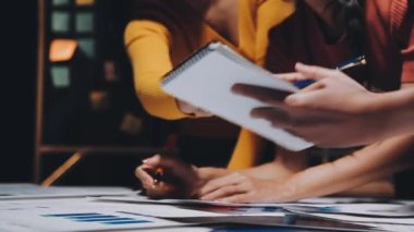 Ofisinde kalem tutan genç bir kadın.