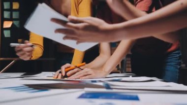 Tasarımcılardan oluşan yaratıcı ekip proje üzerinde birlikte çalışıyor.