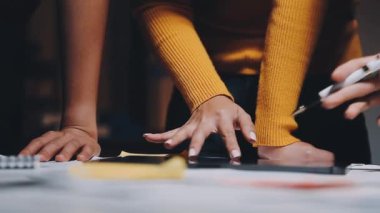 yakın plan - ofiste tabletle masada proje üzerinde çalışan iki kadın