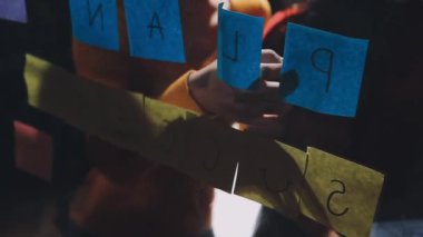 Bir kağıt parçasına yazılmış sözcüğü kapat