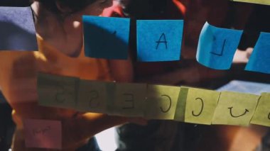 Beyaz arka plandaki bir adamla aşk kelimesi.