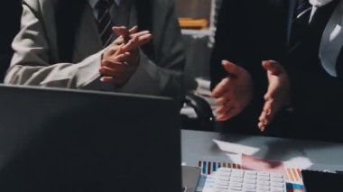 İş adamı, iş ortağıyla el sıkışıyor.