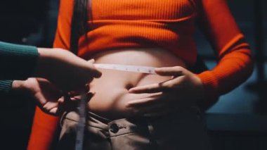 Hastanede karnında bebek olan hamile bir kız.