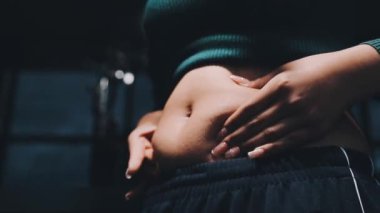 Elinde dövmesi olan siyah ceketli genç bir kadın.