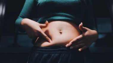 Siyah elbiseli genç bir kız spor yapıyor.