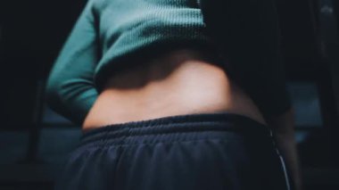 Sabah karnı ağrıyan kadın, kapat.