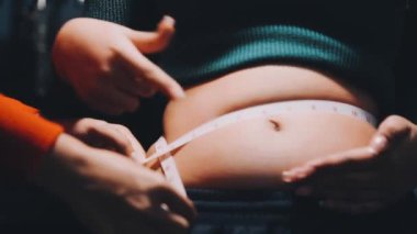 Elinde beyaz bir dövme olan bir kadın.