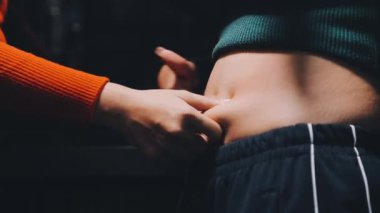 Birbirine aşık genç bir çift bir hediye taşıyor..