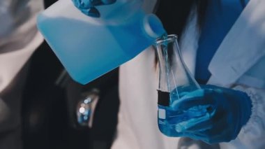 Laboratuvarda laboratuvar asistanı