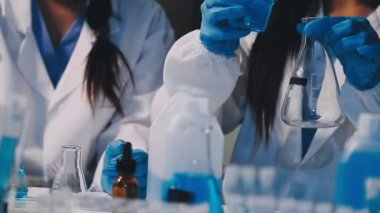 Laboratuvarda çalışan üniformalı genç bilim kadını.