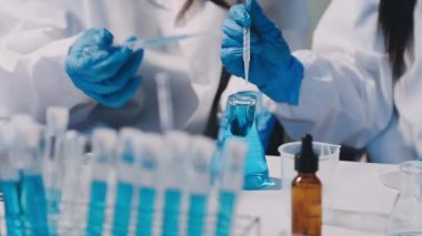 Laboratuvardaki bilim adamı. Kapat.