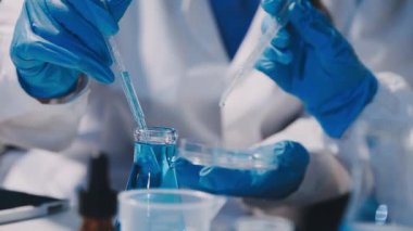 Laboratuvarda koruyucu gözlüklü bilim adamı..