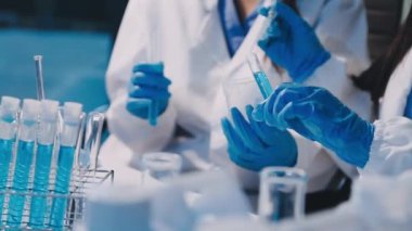 Laboratuvarda sıvı cam tutan bilim adamı.