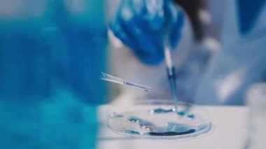 Laboratuvarda çalışan bilim adamı.