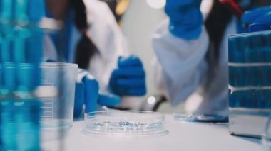 Bir kimya laboratuvarında çalışan bilim adamı. Bilim ve teknoloji kavramı