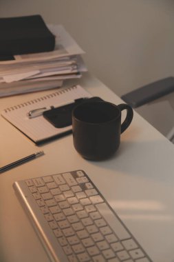 Berbat ofis çalışma alanı. Dağınık ve dağınık ofis masası. Bir yığın dosya ve dağınık dağınıklıkla dolu bir iş yeri..