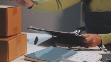 İş kadını evde çalışıyor. Ofisteki ahşap masada dizüstü bilgisayar ve dijital tabletle çalışan iş kadını..