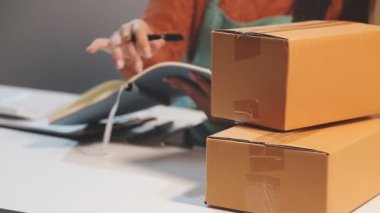 Teslimat hizmeti kavramı. Kadın müşteri elinde karton kutu tutuyor..