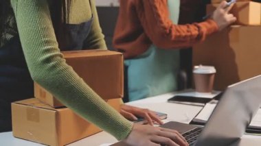 Dağıtımcı müşteri göndermek için dizüstü bilgisayar kullanıyor.