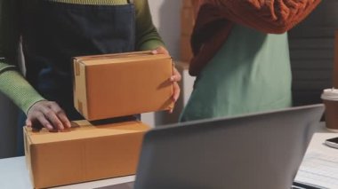 Girişim ofisinde çalışan iş kadını.