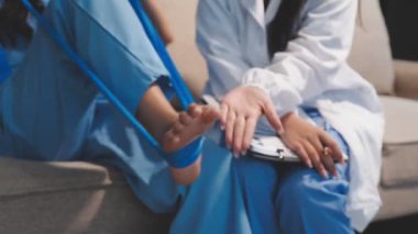 Kadın doktor elinde steteskopla tablet tutuyor.