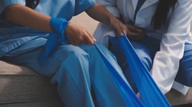 Mavi cübbeli kadın.