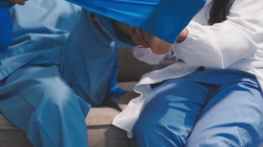 İki genç doktor hastane odasında.