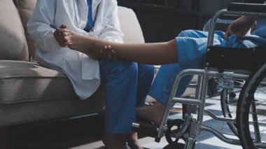 Hastane odasında tekerlekli sandalyedeki doktora yakın çekim..