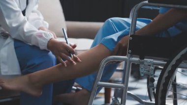 Tekerlekli sandalyedeki kadın doktor ve hastanede hemşire
