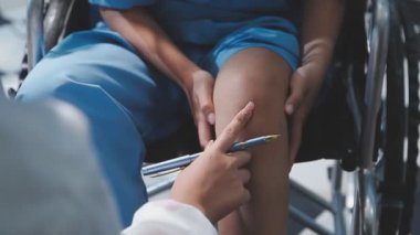 Doktor üniformalı. Ofiste steteskoplu bir hastayı muayene ediyor. Sağlık ve Tıp Hizmetleri kavramı.