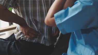 Adam el ele tutuşuyor..