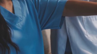 Doktor ve hasta steteskop tutuyor..