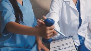 Hastanın ellerinde steteskopu olan bir doktor. Sağlık kavramı