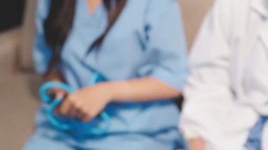 Doktor el ele hastanede.