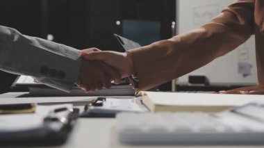 İş adamları el sıkışıyor, toplantıyı ofiste bitiriyor.