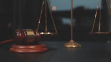 Hukuk kavramı. Yargıç vel ve adalet sembolleri ahşap masada..